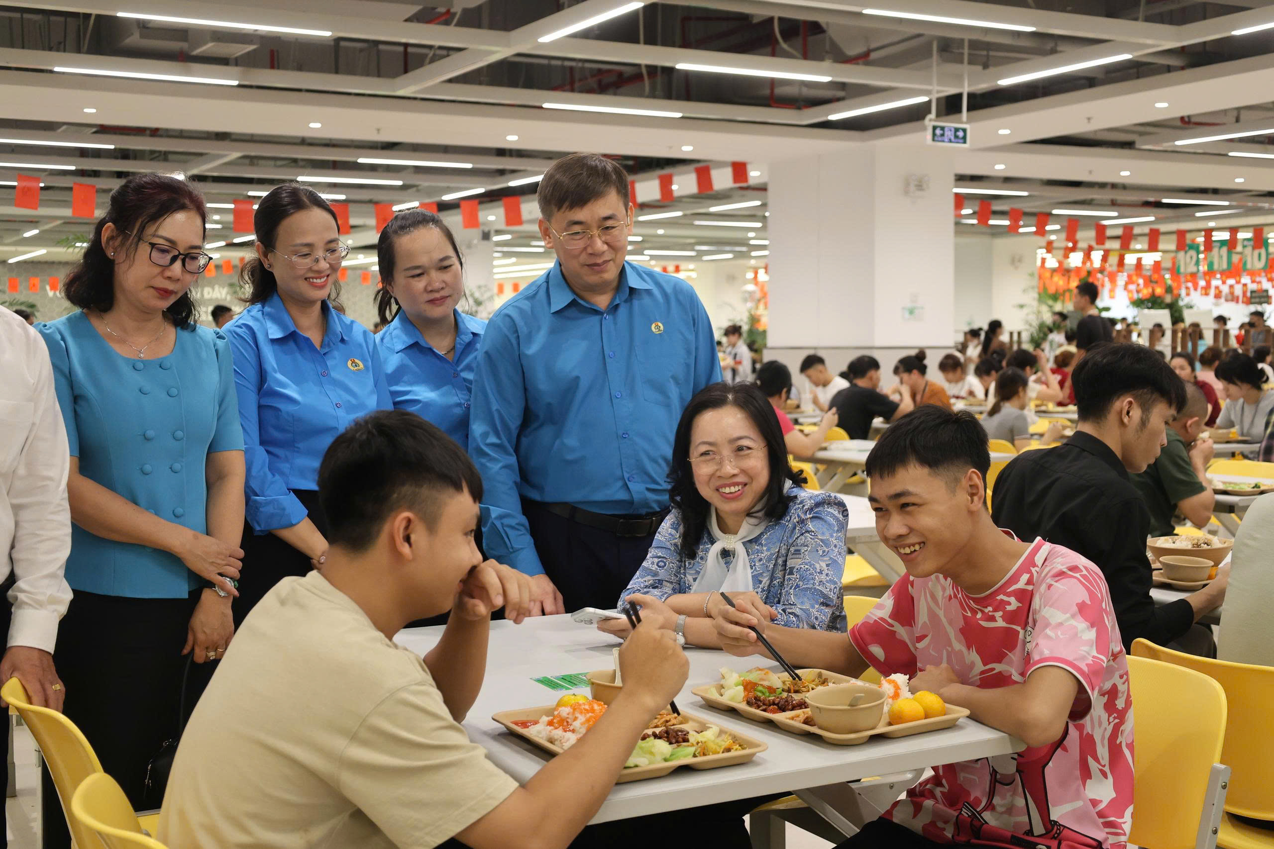 pho-chu-tich-TLDLDVN-den-tham-goertek-vn-2.jpg